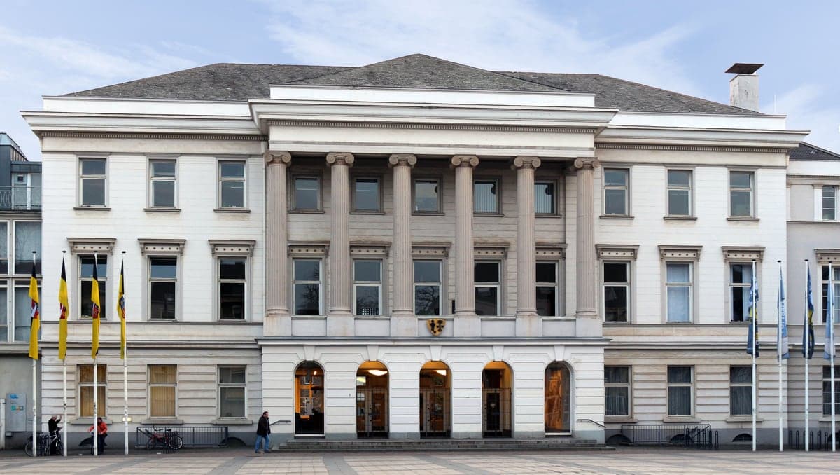 Historisches Rathaus von Krefeld mit dem Platz davor